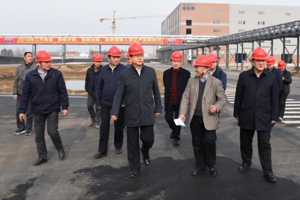 圖4 孫兵市長檢查東區6萬噸三元動力電池材料前驅體項目新建設罐區